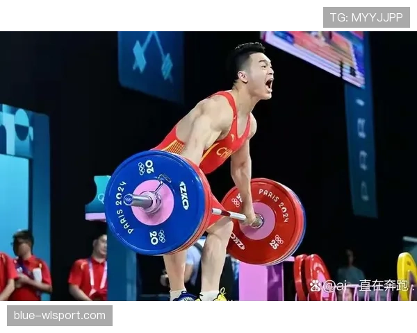 石智勇训练完顺手拎走两袋米，教练在后面追着喊发票